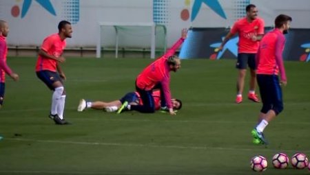 Messi, Suares va Neymar jamoadoshlari oldida tiz cho‘kdi (+video)