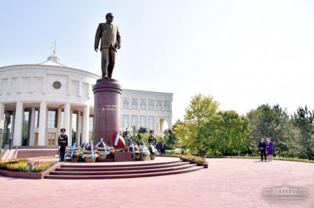 Shavkat Mirziyoyev Birinchi Prezident haykali poyiga gul qoydi