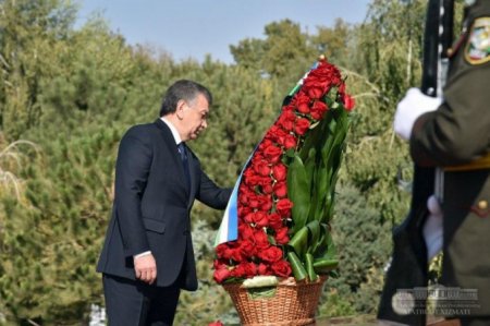 Shavkat Mirziyoyev Birinchi Prezident haykali poyiga gul qoydi
