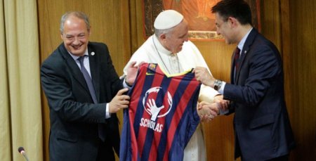 Rim Papasiga “Barselona” o‘yinchilari dastxati tushirilgan futbolka sovg‘a qilindi