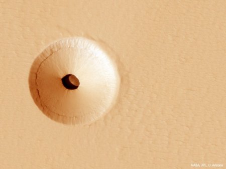 Mars yuzasida g‘alati teshik topildi